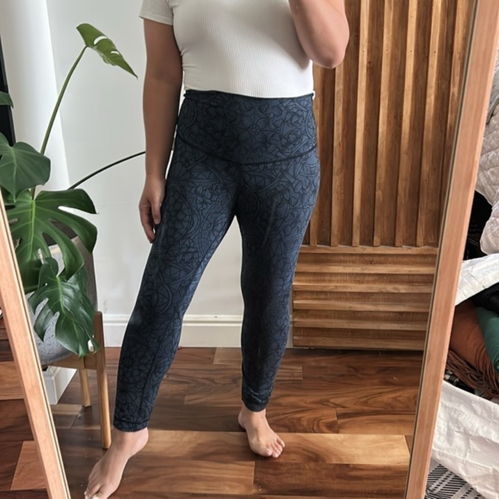 Lululemon Wunder Under Full on Luon 24" Cropped. Size 6